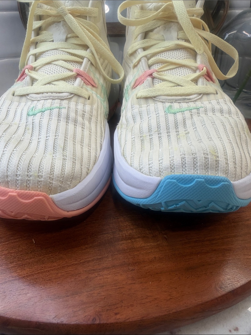 LeBron witness 6 Easter Sneakers - Picture 2 of 16
